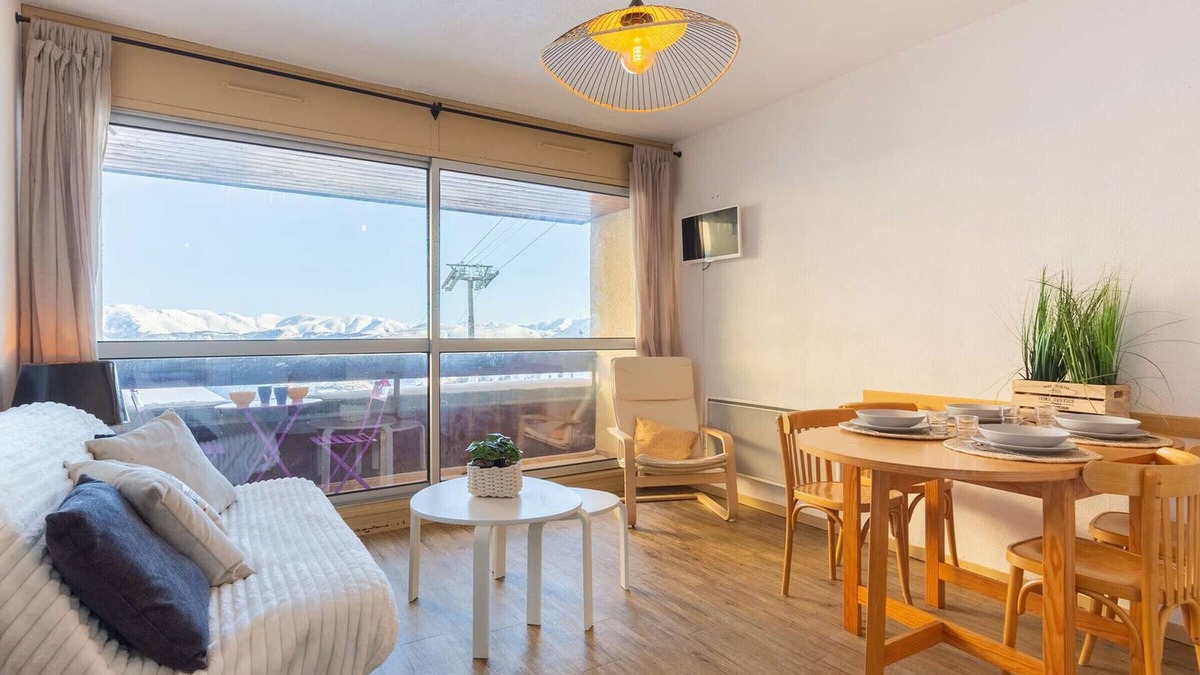 Espiaube Apartment | Renovated Apartment for 5, Close to Slopes and Ski School, Stunning Mountain Views