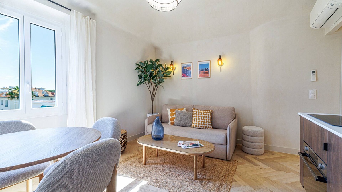 Lazaret Apartment | Renovated Apartment – Air-Conditioned – 2 En-Suite Bedrooms