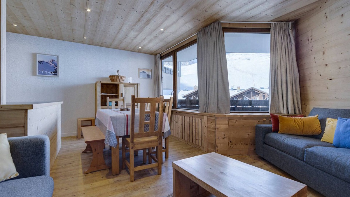 Val Claret Apartment | Renovated Apartment – Near Slopes & Shops – Balcony
