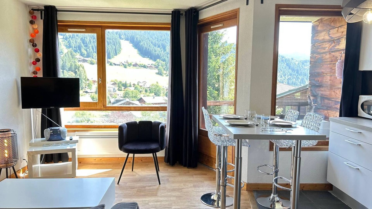 Les Gets Apartment | Renovated Apartment, Walking Distance to Slopes, South-West Balcony, Comfort Amenities
