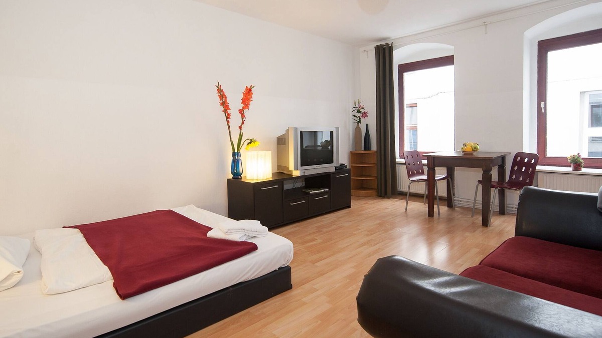Mitte Apartment | Renovated apartment with new bathroom, separate kitchen and washing machine