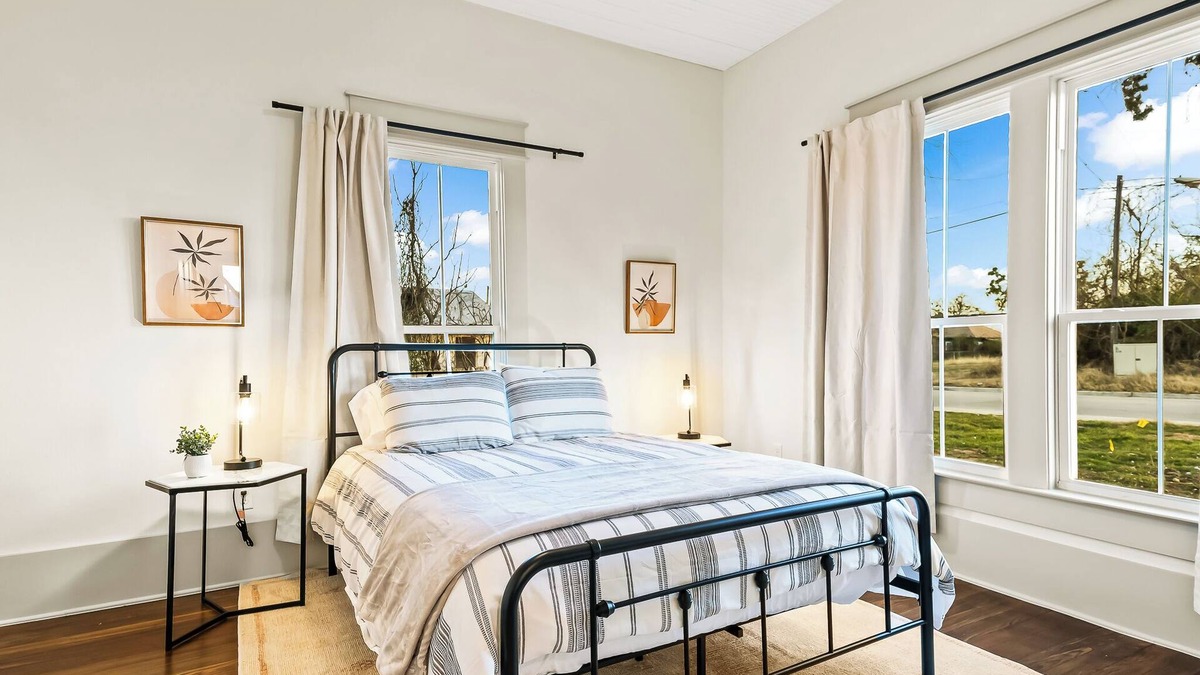 Weatherford House | Renovated Bungalow - Downtown - HOT TUB -Dreamy Clawfoot tub! LUXURY!
