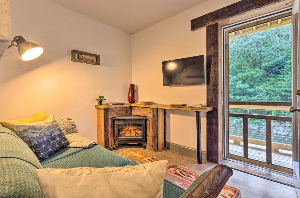 Burnsville Apartment | Renovated Burnsville Retreat with Deck and River Views