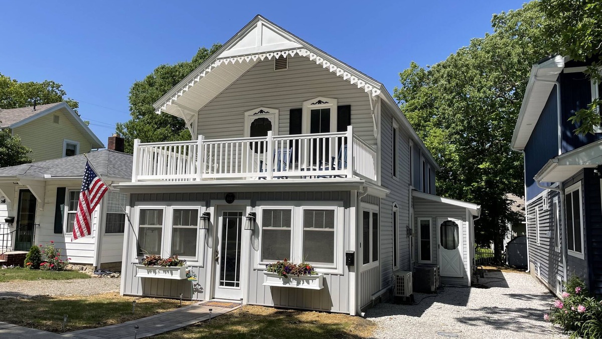 Marblehead House | Renovated Cottage in Central Lakeside