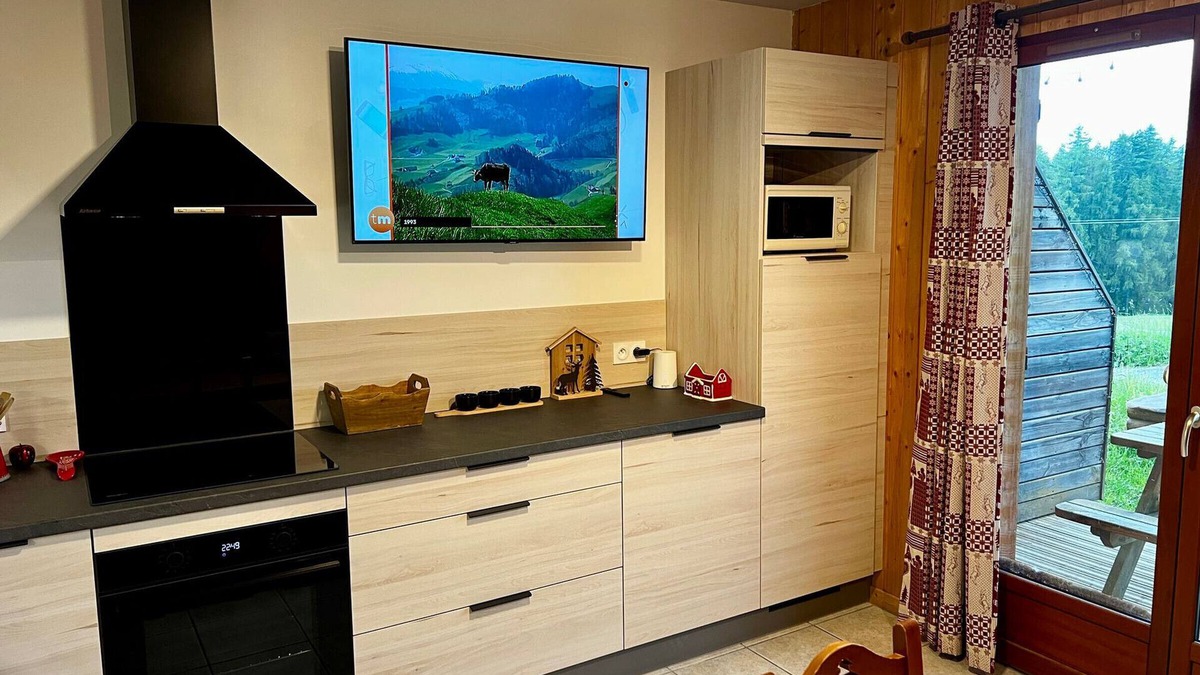 La Joue du Loup Ski Chalet | Renovated chalet for 6, Smart TV, WiFi, parking, pets allowed