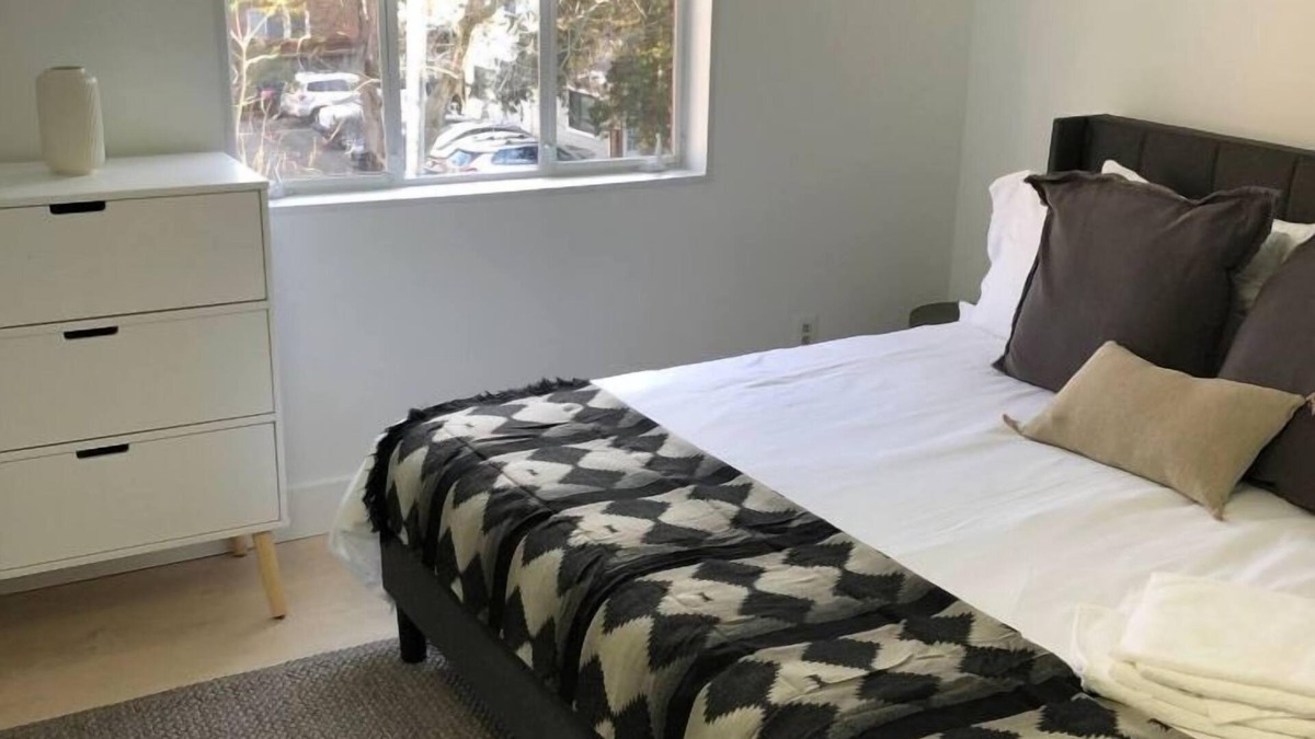Ballston Condo | Renovated, clean, modern - 3 king beds (Unit 2)