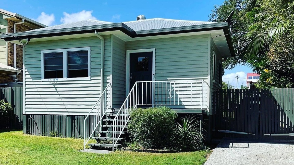 Clontarf House | Renovated cottage- short walk to the beach