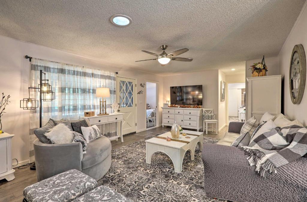 Munds Park House | Renovated Cottage with Fire Pit in Munds Park!