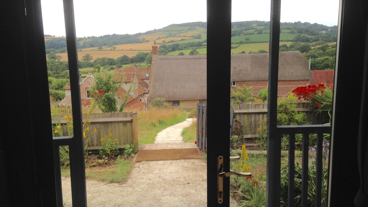 Bridport Cabin | Renovated cricket Pavilion, huge views, walks. close to amenities, beach, pub