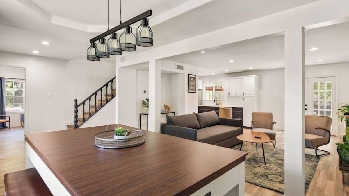 Franklin Park House | Renovated Family & Pet Friendly Home-Pool Table!