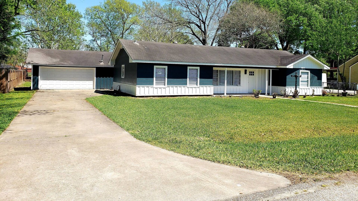 Baytown House | Renovated family retreat in Baytown, TX! Sleeps 10 comfortably!