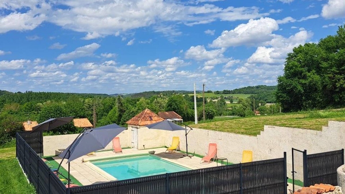 Saint-Meard-de-Drone Cottage | Renovated cottage with shared pool in Saint-Méard-de-Drône