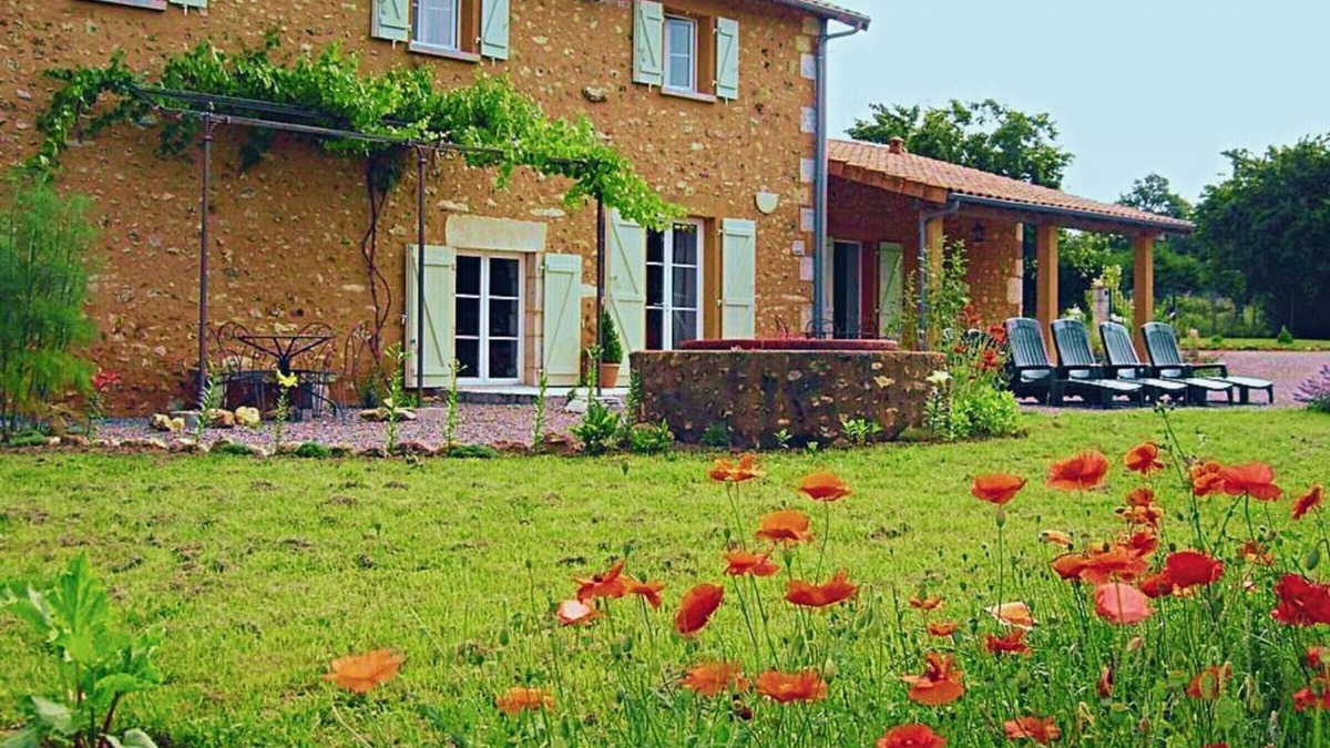 Vitrac-Saint-Vincent Cottage | Renovated independent cottage with fireplace, pets allowed