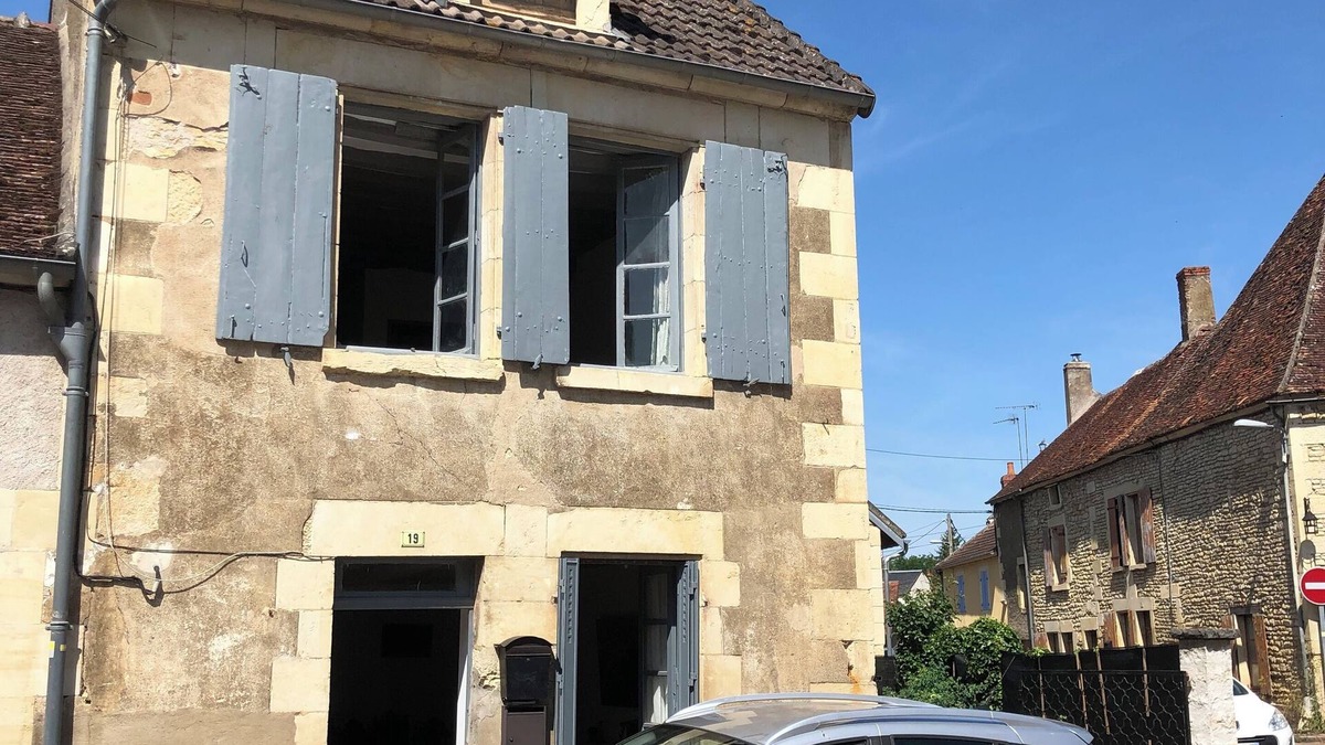 Donzy House | RENOVATED GITE 180 KM - PARIS.Etape N. 7. 2 bedrooms, 2 bathrooms, garden, parking.