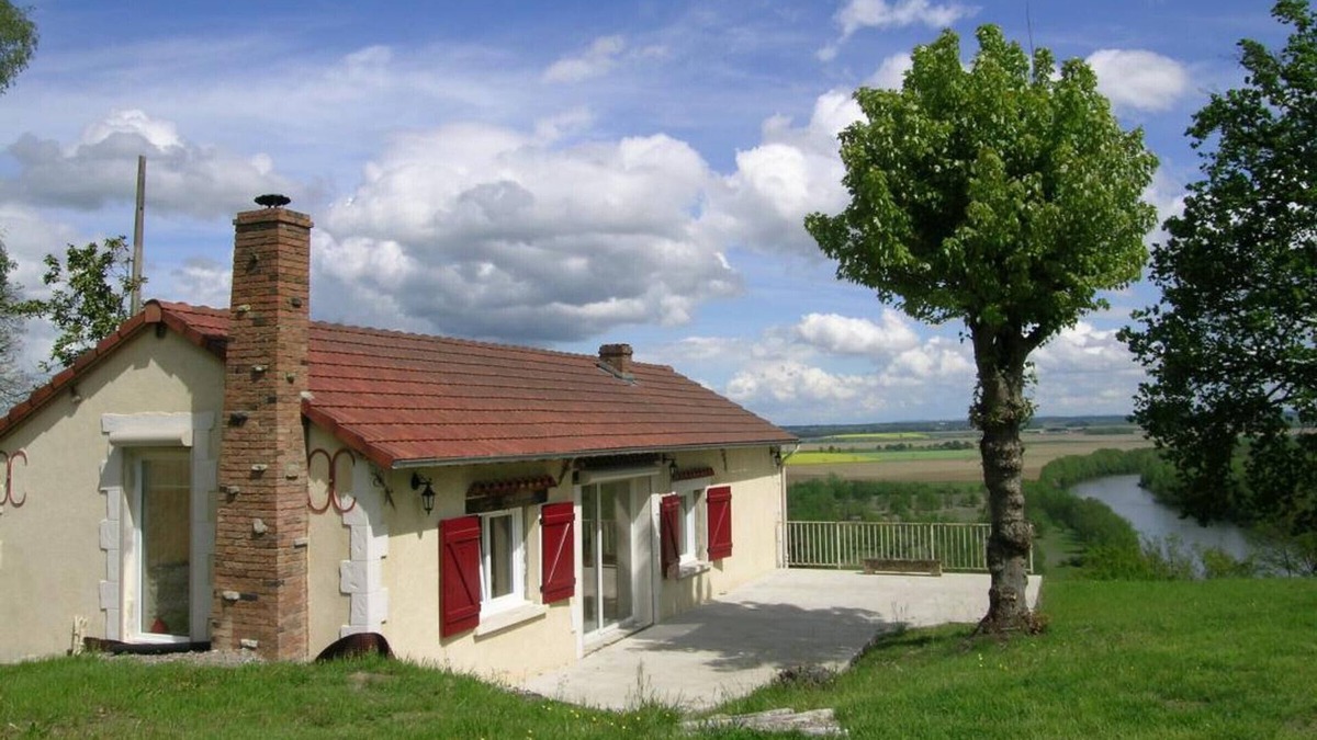 Monetay-sur-Allier Cottage | Renovated house by the Allier River with garden and fireplace