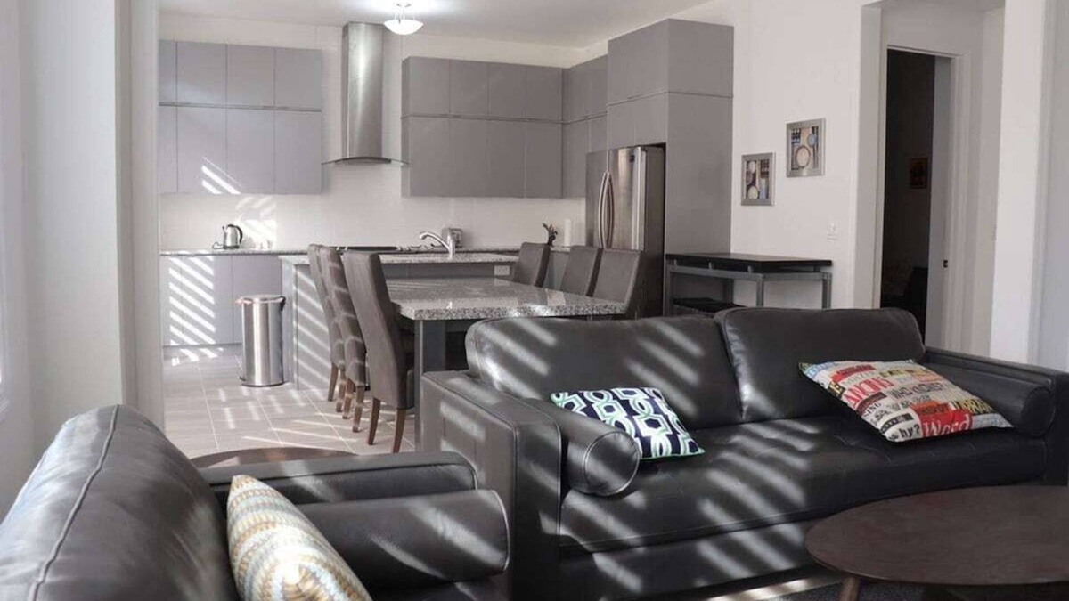 York Regional Municipality House | Renovated Home with Tall Ceilings in Prime Location