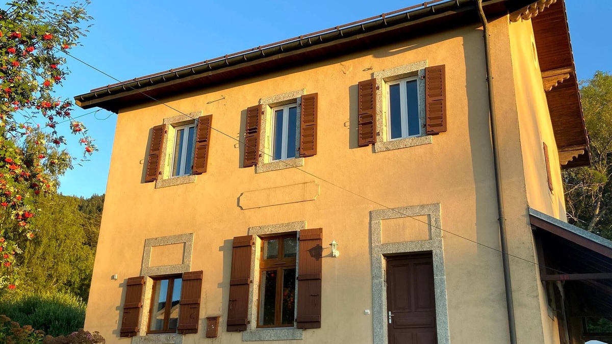 Lugrin House | Renovated house 4 bedrooms, garden, parking, WiFi, pet-friendly
