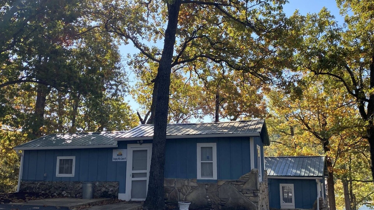 Camdenton Cabin | Renovated lake cabin with swimming pool + resort amenities!