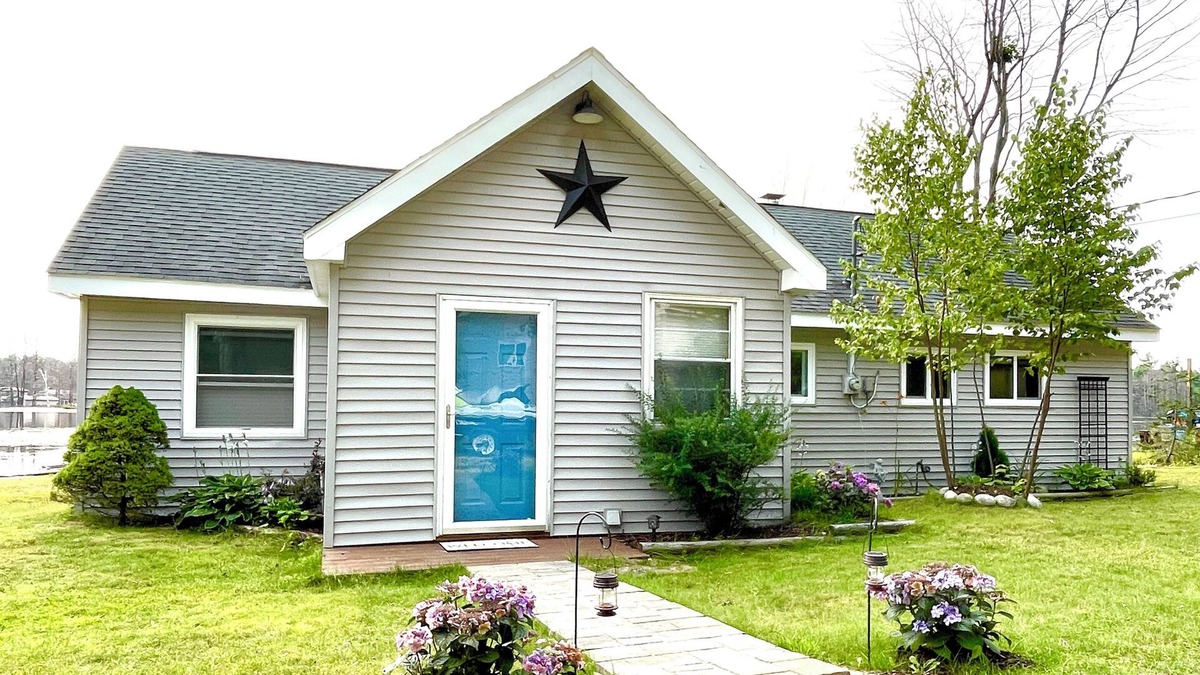 Lake Manuka Cottage | Renovated Lakefront Cottage on serene all sports lake