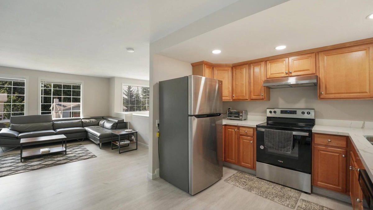 Federal Way House | Renovated Large Home w/Big Yard on Private Street