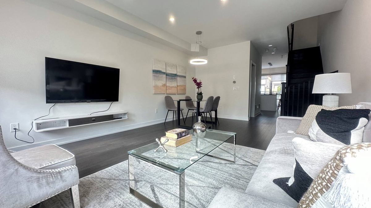 Vaughan House | Renovated Modern 4BR/4BA Townhome w/Garage Parking – Sleeps 6+