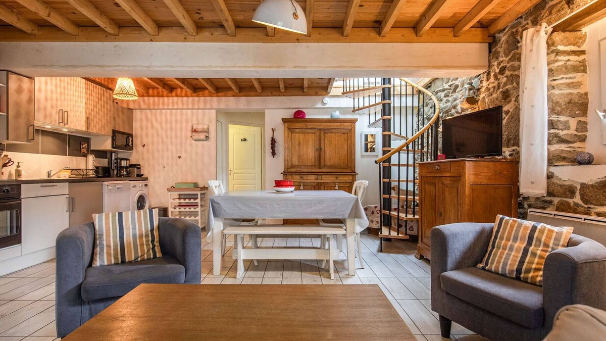 Sazos House | Renovated Pyrenean House with Garden - Sleeps 8 - Near Ski Resorts