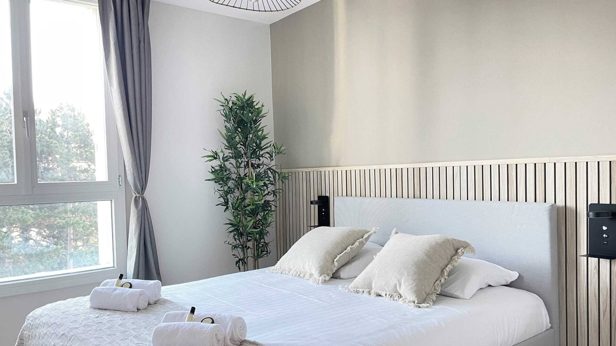 Pere Lachaise Apartment | Renovated & Spacious Flat in Paris with lift for 8