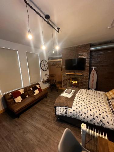 Leeds Apartment | Renovated Studio - Free Parking - Great Location