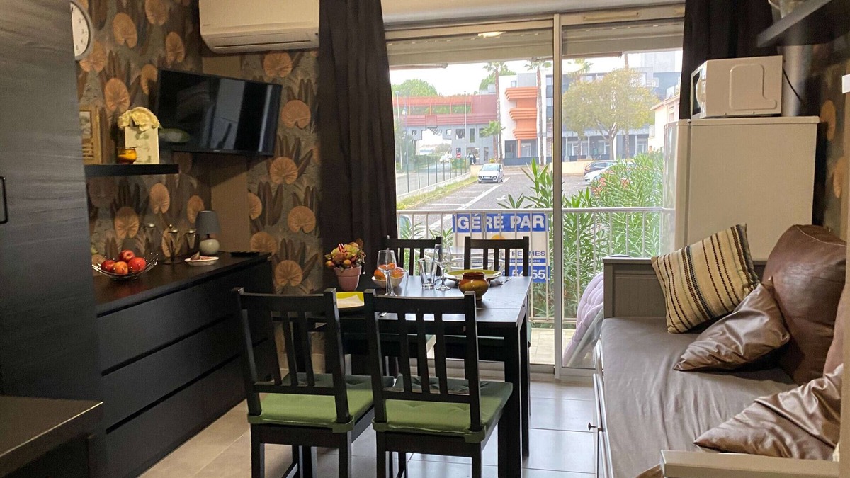 Balaruc-les-Bains Apartment | Renovated T2 Apartment with Balcony, Parking, and Wi-Fi Near Thermal Baths