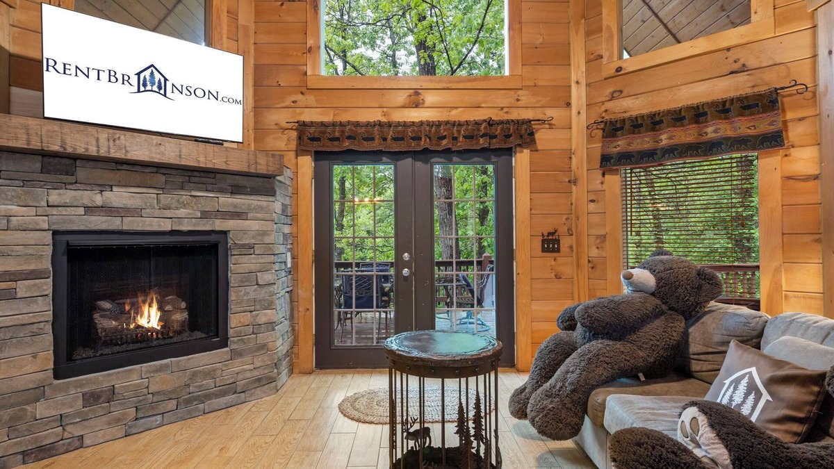 Branson Cedars Cabin | Renovated Three Bear Log Cabin, Vaulted Ceilings, Private Hot Tub! Near Big Cedar, Car Charger
