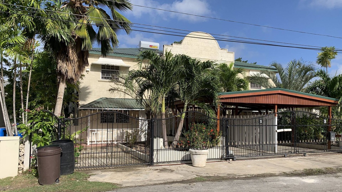 Brighton House | Renovated Townhouse with pool, 1 min walk to Beautiful Brandon’s Beach