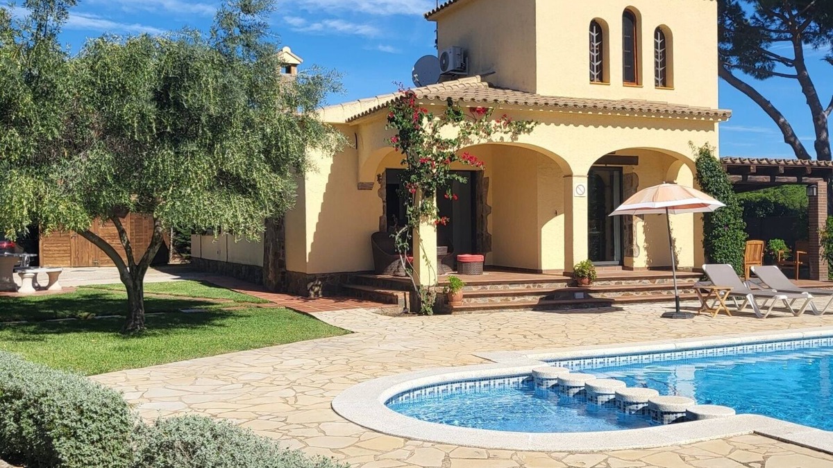 Calonge Villa | Renovated Villa, PRIVATE LARGE LEVEL GARDEN & POOL, WIFI, TV, AIRCON IN BEDROOM