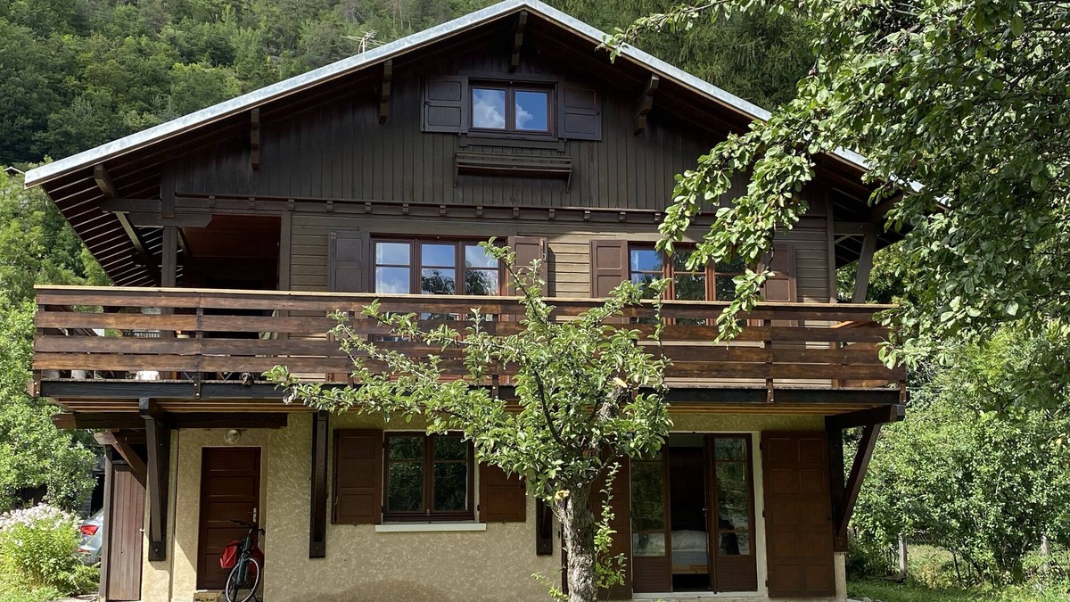 Vallouise-Pelvoux Ski Chalet | Renovated Wooden Chalet for Family Relaxation