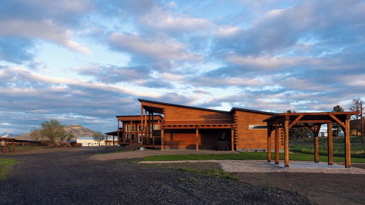 Cody Cabin | Rent 2 luxury cabins: sleep 16! Fire pits, outdoor dining, stunning skies on the edge of Cody.