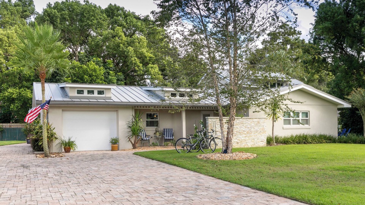 Mount Dora House | RENT 2 nights Get 1 night FREE! Pristine lodging! 5min to DT Mt. Dora!