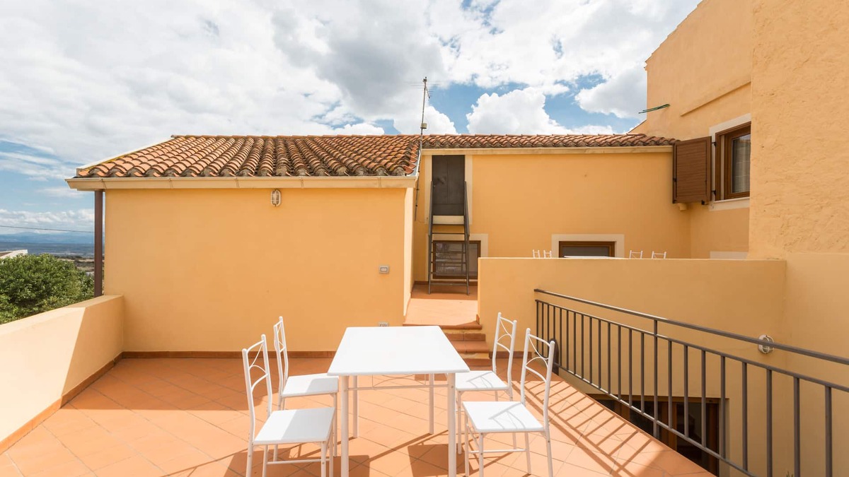 Seneghe House | Rent a few miles from the sea