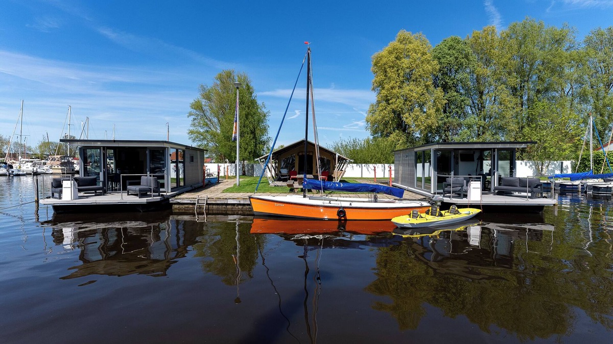 Heeg House | Rent a Luxury Houseboat in and on the water in the water sports village of Heeg!