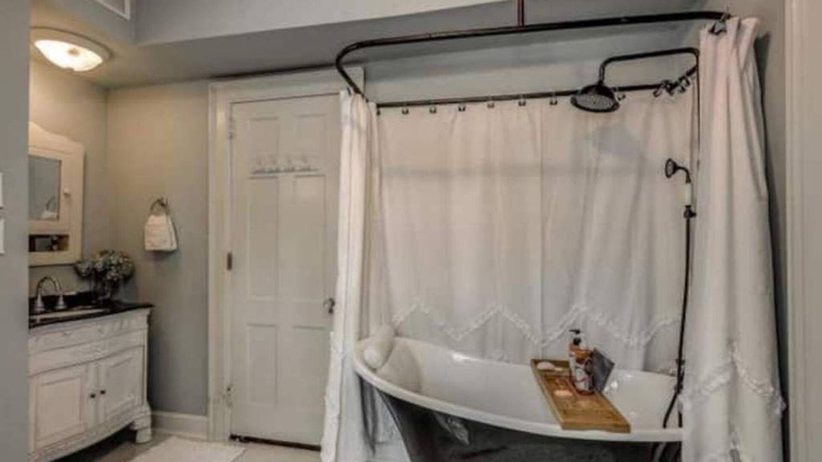 Conway House | Rent a whole Inn! The Inn on Elm 6 beds/5 baths.