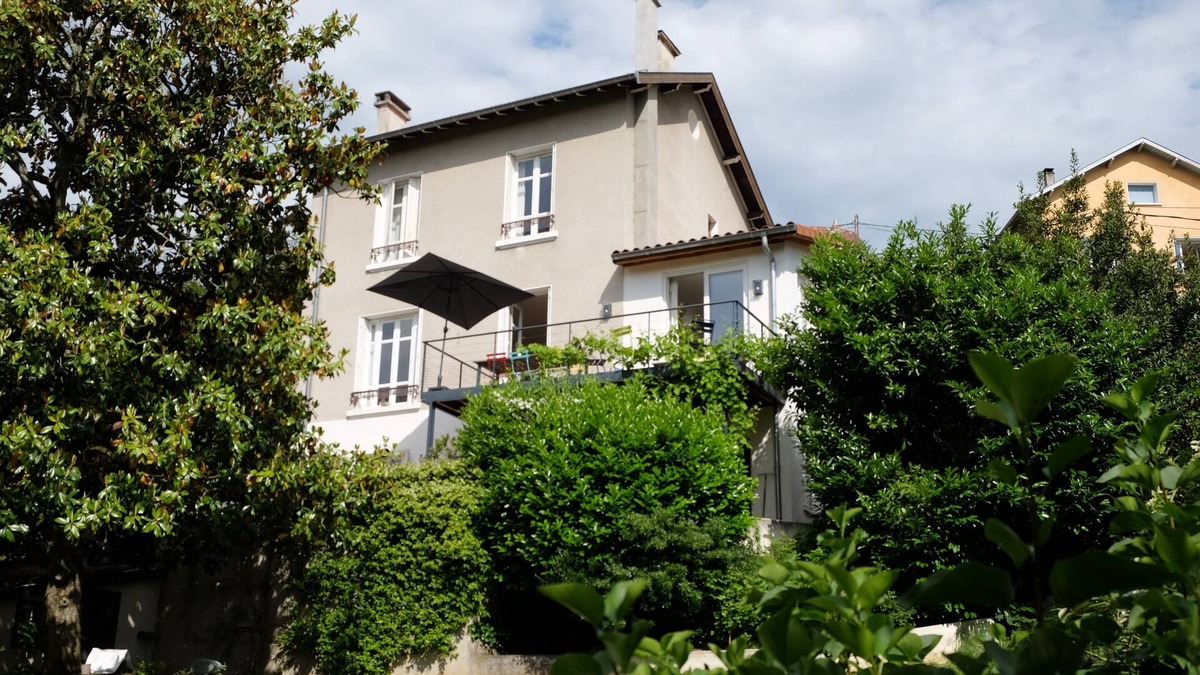 Charlier - Valvert Bed & Breakfast | Rent house 4 bedrooms - sleeps 8 + view and swimming pool - 10mn from Lyon