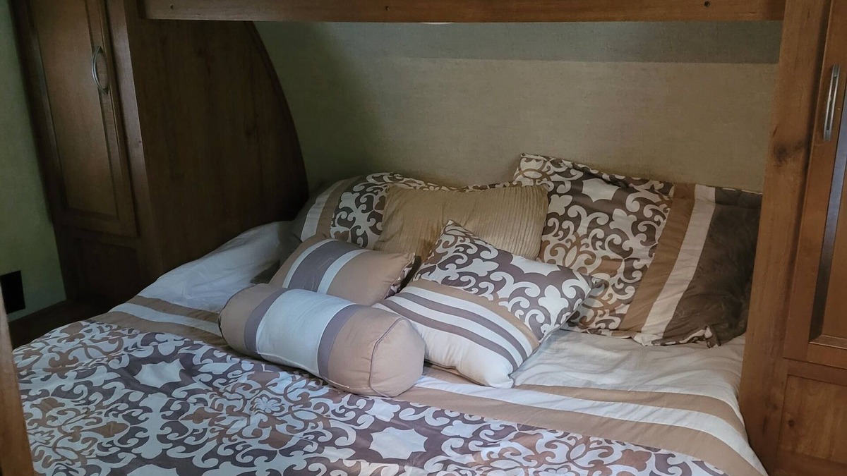 Bay Lake House | Rent thus wonderful HUGE camper with OUTDOOR KITCHEN!