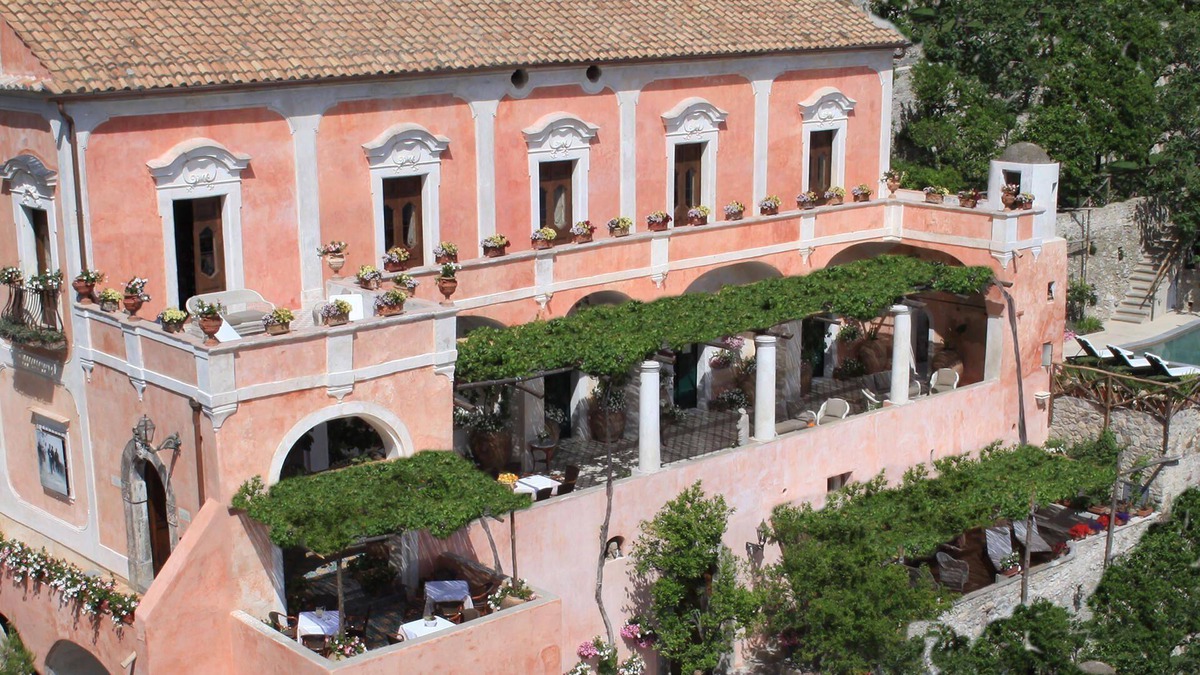 Liparlati Villa | Rentals in Italy - Villa degli Affreschi immersed in a 1000 sq m garden with pool