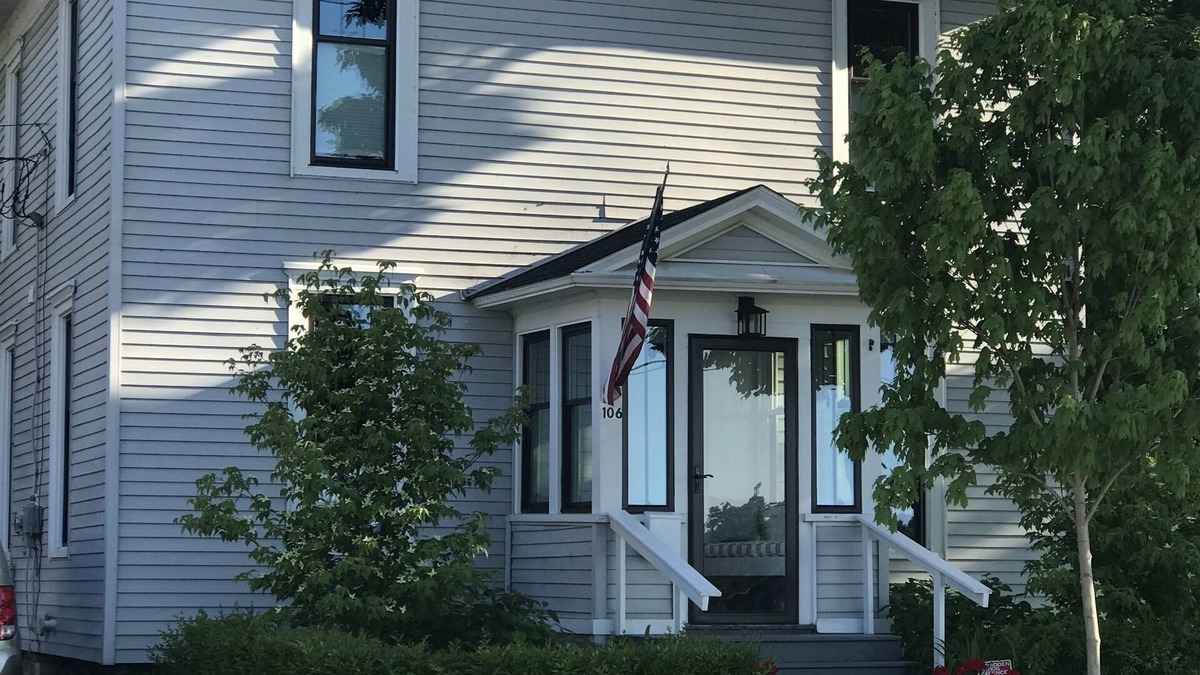 Charlevoix Apartment | RENTING FOR SUMMER AND FALL SEASON ONE BLOCK DOWNTOWN HARBOR AND RESTAURANTS