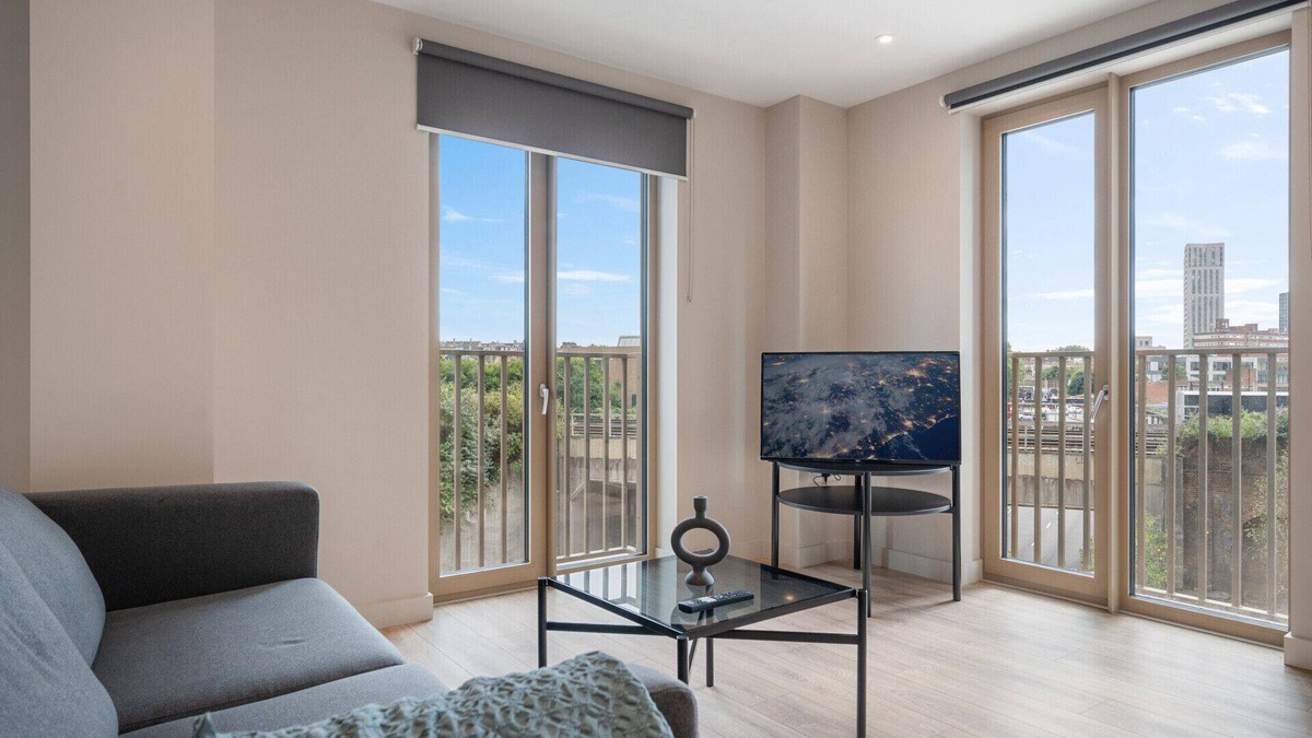 Peninsula Apartment | RentitRev Modern Flat in Exclusive Wandsworth Area