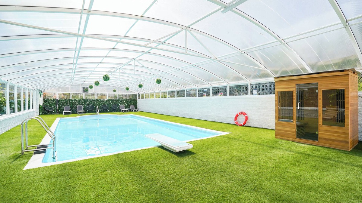 Ridgeway House | RentMySpaHome with Swimming Pool, Hottub and Sauna
