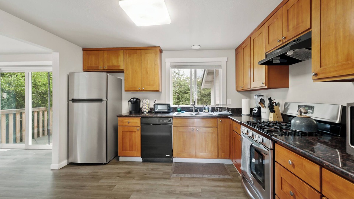 Kent House | RentonKent-EntireUpperUnit Duplex w/Private Deck