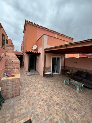 Las Rosas House | REOLA Home