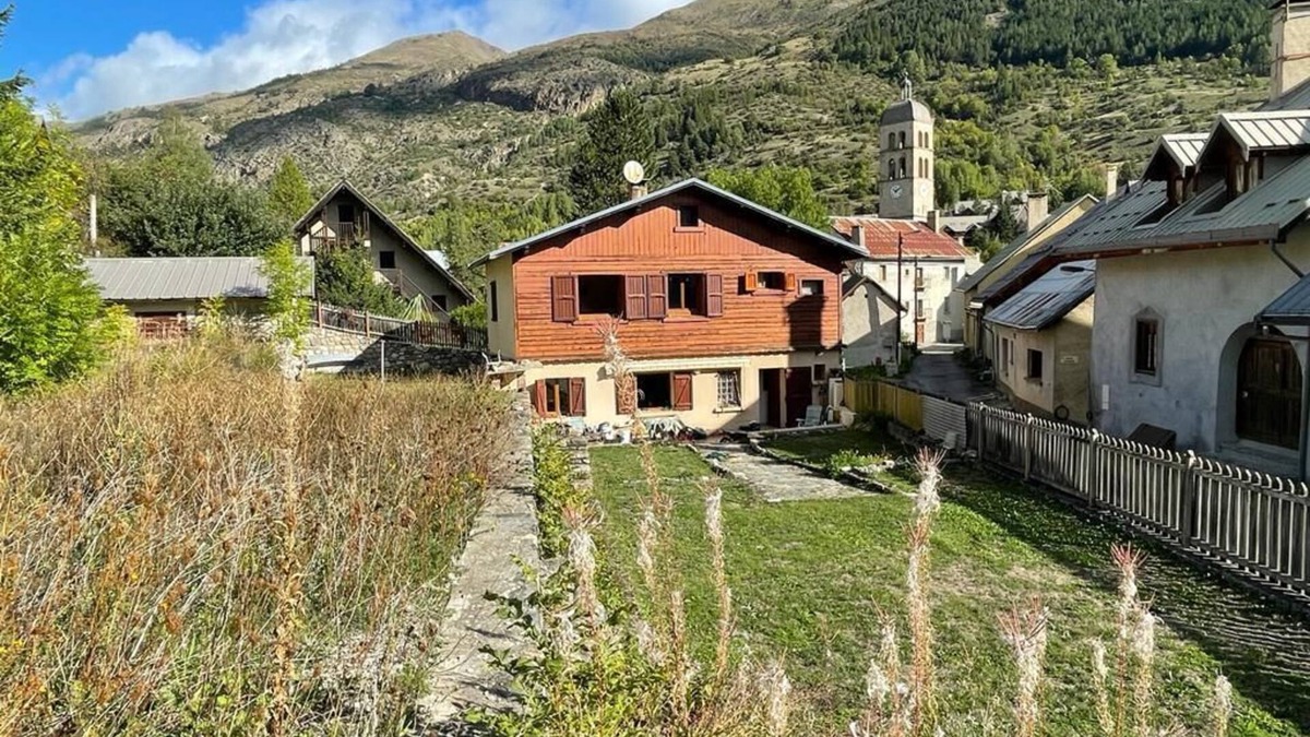 Monetier-les-Bains Ski Chalet | REOPENING AFTER RENOVATION Chalet sleeps 8, large garden. Serre chevalier