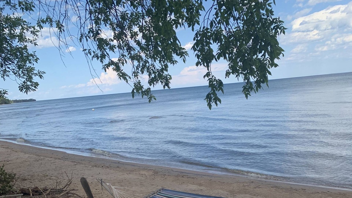Menominee Cottage | Reserve for Spring and Summer 2023 to enjoy the SAND beach on Green Bay.