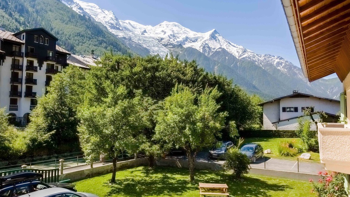 Chamonix City Centre Ski Chalet | Residence Edelweiss - 3 apts sleeping 18, 8 bedrooms, parking, centre chamonix