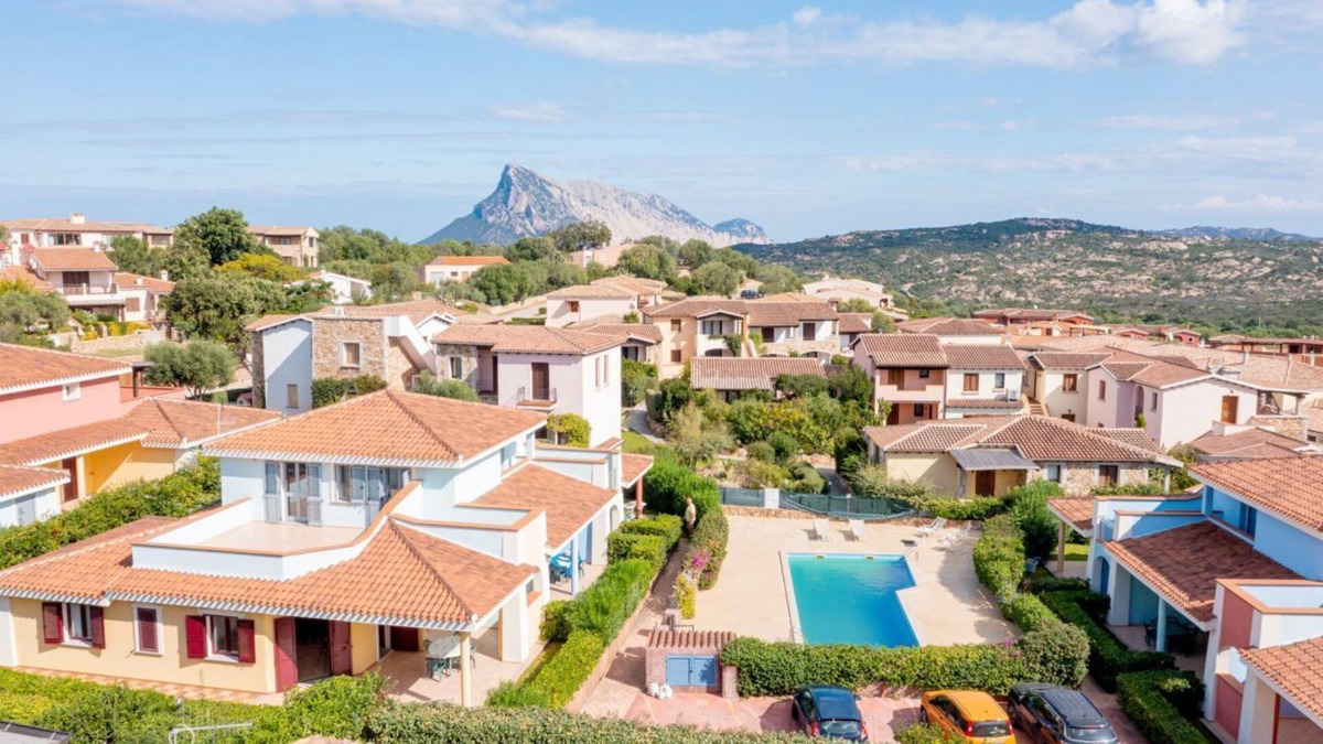 Monte Petrosu Apartment | Residence La Tartaruga Garden with swimming pool